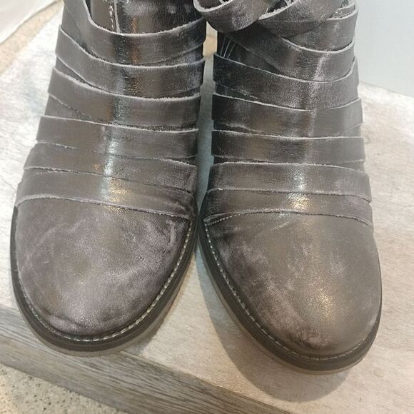 👍 Free People Distressed Booties Size 7 / 37.       A6 - Picture 3 of 6